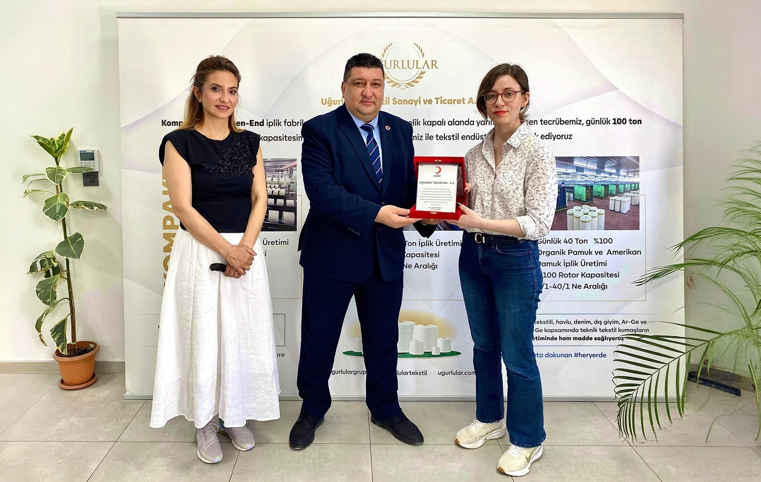 Türk Kızılay Denizli Kan Bağışı Merkezi Müdürü Dr. Nigar Ezgi İşeri ve Kan Bağışçısı Kazanım Uzmanı Yasemin Kahraman Aydemir’den Uğurlular Tekstil’e Anlamlı Plaket