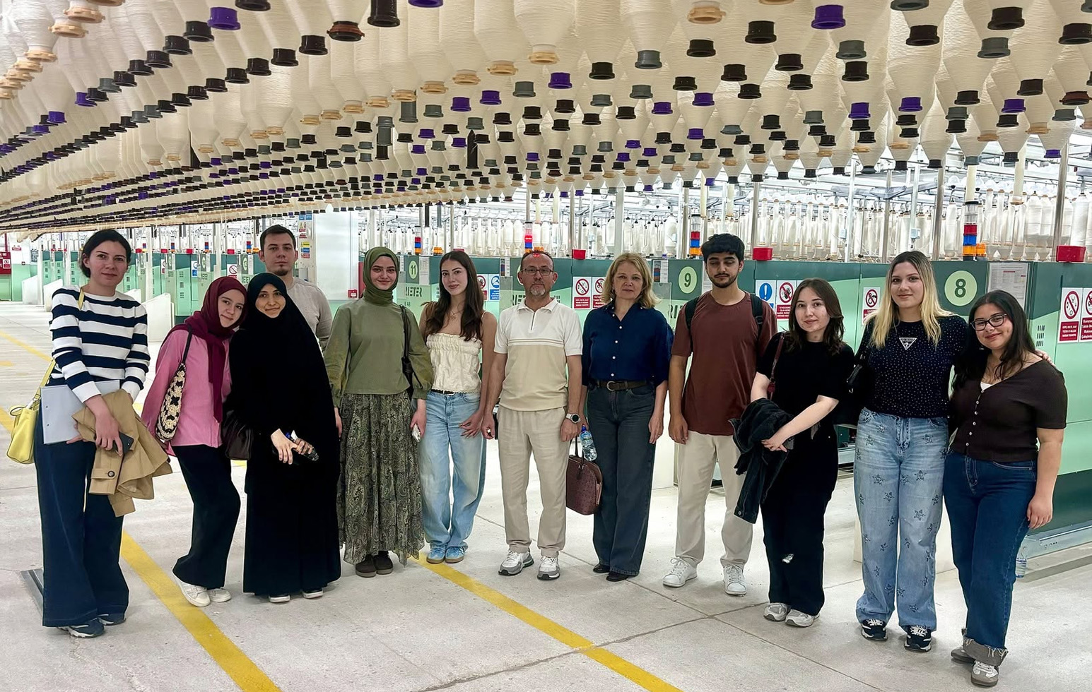 Pamukkale Üniversitesi Mühendislik Fakültesi Tekstil Mühendisliği Bölüm Başkanı Sayın Prof. Dr. Sema Palamutcu ve Tekstil Mühendisliği Bölümü Araştırma Görevlisi Sayın Cansu Var İle Birlikte Geleceğin Tekstil Mühendisleri Kompakt İplik Tesisimizi Ziyaret Etti