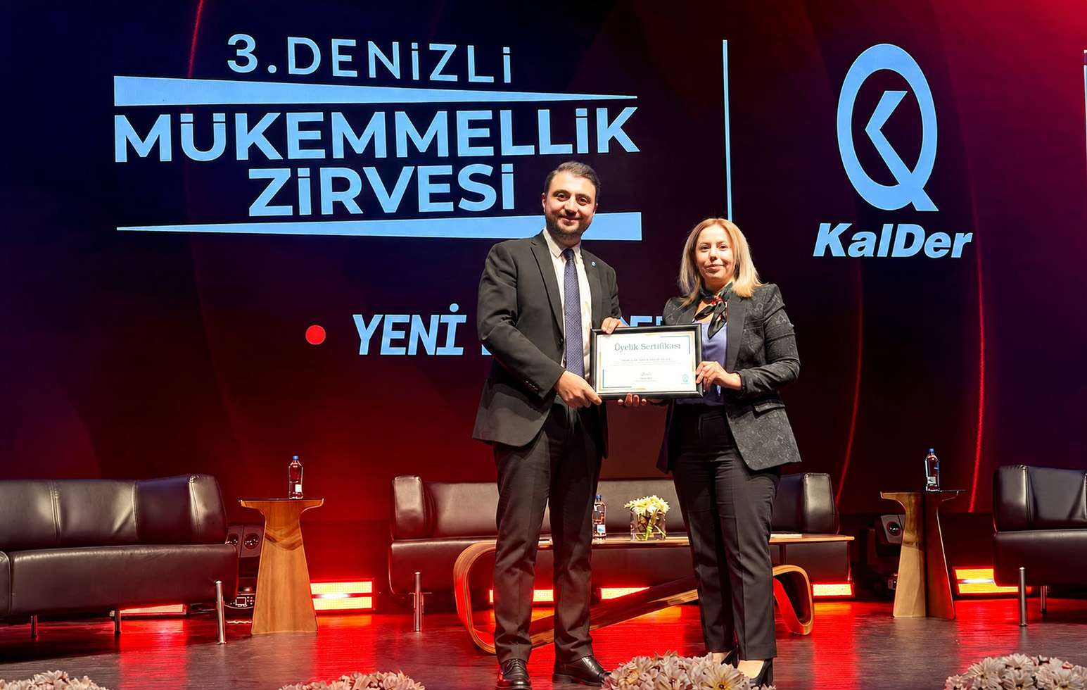Türkiye Kalite Derneği (Kalder) Denizli Şubesi Tarafından Düzenlenen 3. Denizli Mükemmellik Zirvesi Kapsamında Şirketimize Takdim Edilen Kalder Üyelik Sertifikamızı Almaktan Mutluluk Duyduk